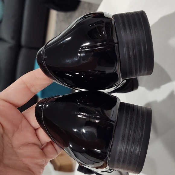 Bandolino Lindio 3 Loafer Black Patent with Bows - Picture 4 of 13